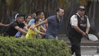 Insiden ini terjadi ketika presiden baru Ekuador, Daniel Noboa (36) bergulat dengan mimpi buruk keamanan setelah kaburnya salah satu gangster paling terkenal di negara itu, Jose Adolfo Macias, yang dikenal sebagai Fito dari penjara. (AP Photo/Cesar Munoz)