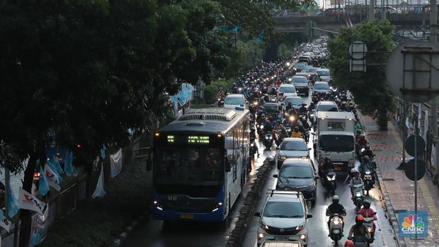 Suasana lalu lintas yang diselimuti awan hitam dan kemacetan di Kawasan Klender, Jakarta Timur, Rabu (10/1/2024). (CNBC Indonesia/Muhammad Sabki)
