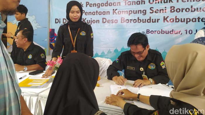 Suasana pembayaran uang ganti rugi untuk Kampung Seni Borobudur di Balai Desa Borobudur, Kecamatan Borobudur, Kabupaten Magelang, Rabu (10/1/2024).
