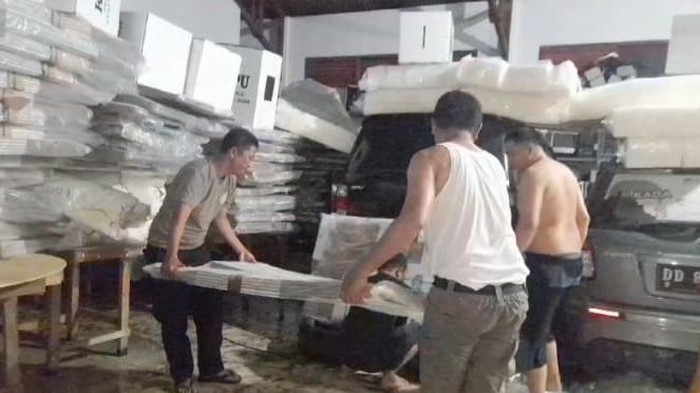 Surat suara Pemilu 2024 dari gudang logistik KPU Selayar dievakuasi karena banjir.