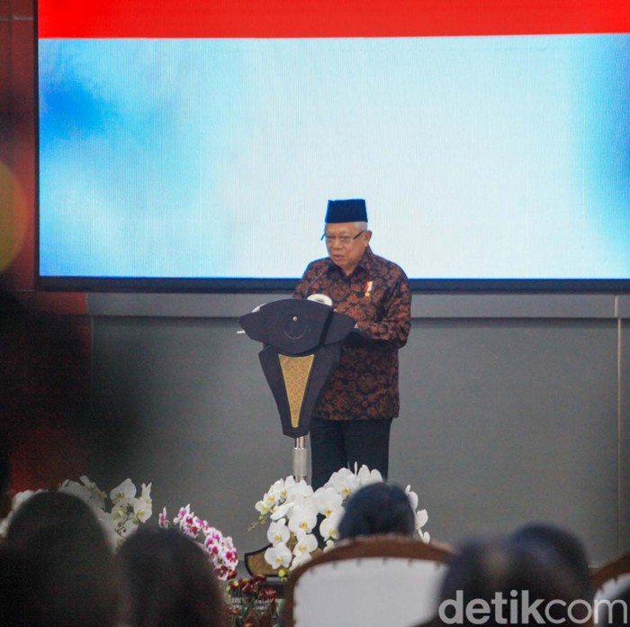 Biasanya, Presiden Jokowi memberikan sambutan dalam HUT PDIP. Tetapi karena sedang kunker, Wapres Maruf Amin yang berbicara di mimbar.