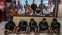Wakapolrestabes Semarang AKBP Wiwit Ari Wibisono (ketiga kiri, tengah) memberikan keterangan kepada wartawan saat rilis pengungkapan kasus penyelundupan ratusan anjing yang digelar di Polrestabes Kota Semarang, Jawa Tengah, Rabu (10/1/2024).