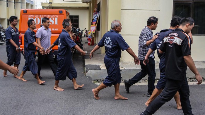 Tampang 5 Tersangka Penyelundupan Ratusan Anjing di Semarang Wakapolrestabes Semarang AKBP Wiwit Ari Wibisono (ketiga kiri, tengah) memberikan keterangan kepada wartawan saat rilis pengungkapan kasus penyelundupan ratusan anjing yang digelar di Polrestabes Kota Semarang, Jawa Tengah, Rabu (10/1/2024). Polrestabes Semarang berhasil mengamankan lima orang tersangka kasus penyelundupan 226 ekor anjing yang akan diedarkan ke sejumlah wilayah di Jawa Tengah untuk daging konsumsi sehingga mereka dikenakan pasal 302 KUHP dan 55 KUHP tentang penyiksaan hewan dengan ancaman hukuman maksimal sembilan tahun penjara. ANTARA FOTO/Makna Zaezar/foc.