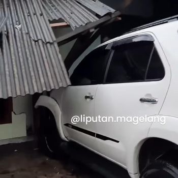 Tangkapan layar kecelakaan mobil fortuner tabrak ruko di Megelang.