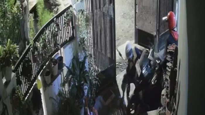 Tangkapan layar video komplotan curanmor mencuri sepeda motor milik warga yang terparkir di halaman rumah korban. (Istimewa).