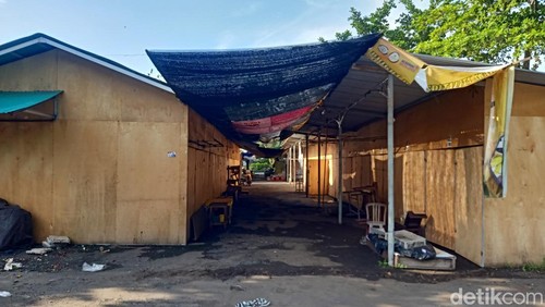 Tempat relokasi pedagang Pasar Umum Negara di Parkir Pemkab Jembrana nampak sepi dari aktifitas, Selasa (9/1/2024). (I Putu Adi Budiastrawan/detikBali)