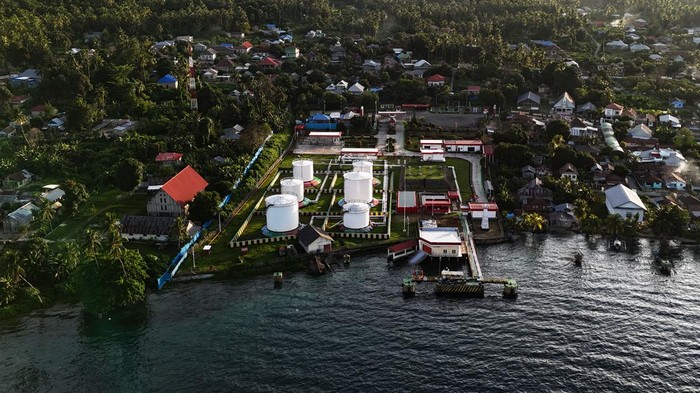 Terminal transit BBM di Pulau Bacan Foto udara depot Terminal Bahan Bakar Minyak (TBBM) PT Pertamina (Persero) Labuha-Bacan di Desa Babang, Pulau Bacan, Kabupaten Halmahera Selatan, Maluku Utara, Rabu (10/1/2024). Terminal transit BBM tersebut saat ini menjadi pusat suplai ke seluruh wilayah Kabupaten Halmahera Selatan yang mendistribusikan BBM ke daerah-daerah pulau terluar, terdepan, dan terpencil yang sulit dijangkau sehingga memudahkan masyarakat dalam memperoleh bahan bakar minyak (BBM). ANTARA FOTO/Andri Saputra/foc.
