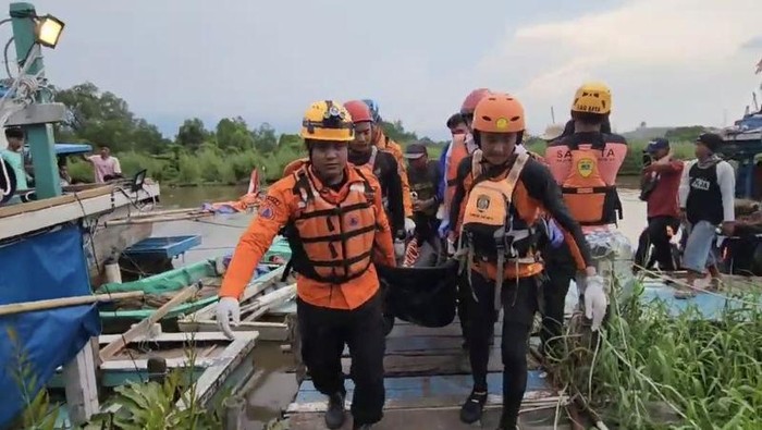 Tim pencarian dan penyelamatan (Search And Rescue/SAR) gabungan menemukan seorang awak kapal motor (KM) Maju Makmur yang tenggelam di perairan Muara Angke, Penjaringan, Jakarta Utara, Rabu (10/1/2024).