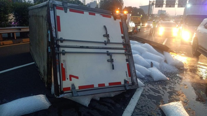 Truk muatan es terguling di Tol Dalam Kota