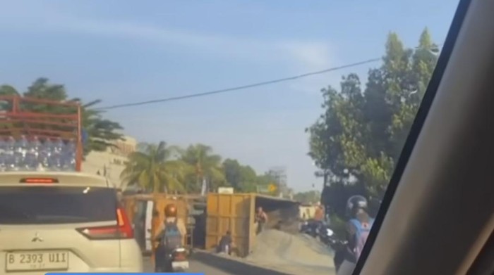 Truk tambang terguling di Kemang, Bogor (dok. Screenshot video viral di media sosial)