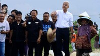 Ganjar juga memantau petani memanen bawang merah.