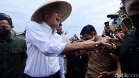 Ganjar yang mengenakan caping juga menyalami para petani bawang merah.