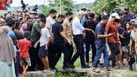 Ganjar menyusuri pematang sawah untuk menyapa petani bawang merah dan warga.