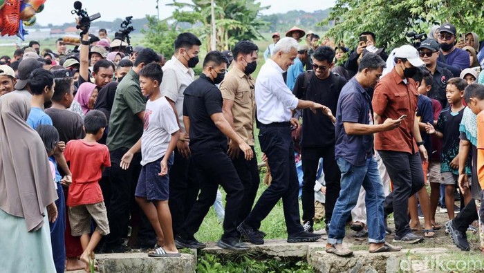 Turun ke Sawah, Ganjar Sapa Petani Bawang Merah di Brebes Ganjar Pranowo melanjutkan kampanyenya dengan menemui petani bawang merah di Brebes, Jawa Tengah, Rabu (10/1/2024). Kedatangannya untuk mendengarkan keluh kesah petani bawang merah.