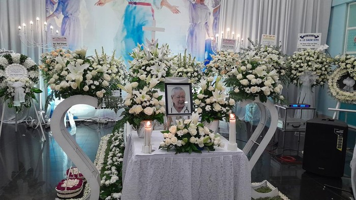 Upacara Mai Song untuk Dokter Lo, yang digelar di Rumah Duka Thiong Ting diikuti puluhan pelayat.