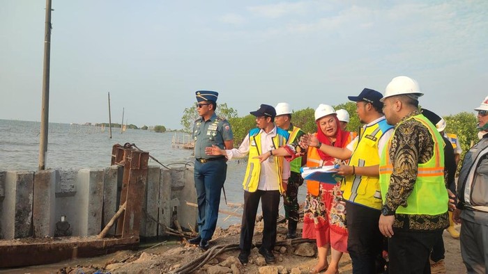 Wali Kota Semarang meninjau salah satu proyek pembangunan.