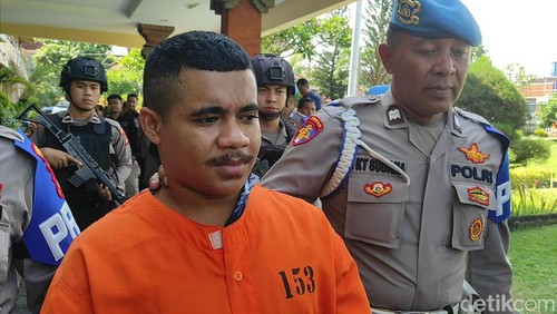 Yanuarius Toebkae, sopir taksi pelaku pemerasan terhadap dua penumpang WN AS dihadirkan saat konferensi pers di Polresta Denpasar, Rabu (10/1/2024). (I Wayan Sui Suadnyana/detikBali)