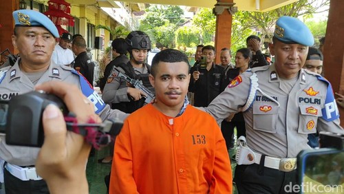 Yanuarius Toebkae, sopir taksi pelaku pemerasan terhadap dua penumpang WN AS dihadirkan saat konferensi pers di Polresta Denpasar, Rabu (10/1/2024). (I Wayan Sui Suadnyana/detikBali)