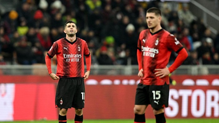 Soccer Football - Coppa Italia - Quarter Final - AC Milan v Atalanta - San Siro, Milan, Italy - January 10, 2024 AC Milans Christian Pulisic and Luka Jovic react REUTERS/Daniele Mascolo