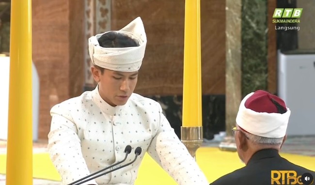 Pangeran Mateen menikahi Anisha Rosnah dengan mas kawin 1.000 Ringgit (atau Dollar Brunei). Sang pangeran melafalkan akad dalam satu tarikan nafas dan berjalan lancar. Foto: Dok. Instagram @tmski.updates