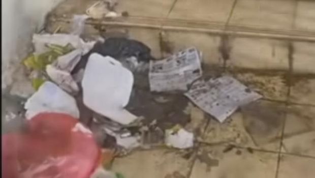 Akses tangga Jembatan Ampera dipenuhi sampah