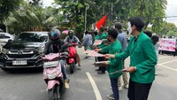 Puluhan mahasiswa melakukan aksi informasi dengan membagikan selebaran kepada pengendara lalu lintas di depan kampus Universitas Moestopo Beragama, Jakarta, Kamis (11/1/2024).