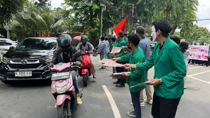 Aksi Gabungan Mahasiswa Bagikan Selebaran Tolak Politik Dinasti Puluhan mahasiswa melakukan aksi informasi dengan membagikan selebaran kepada pengendara lalu lintas di depan kampus Universitas Moestopo Beragama, Jakarta, Kamis (11/1/2024).