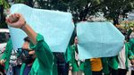 Aksi Gabungan Mahasiswa Bagikan Selebaran Tolak Politik Dinasti