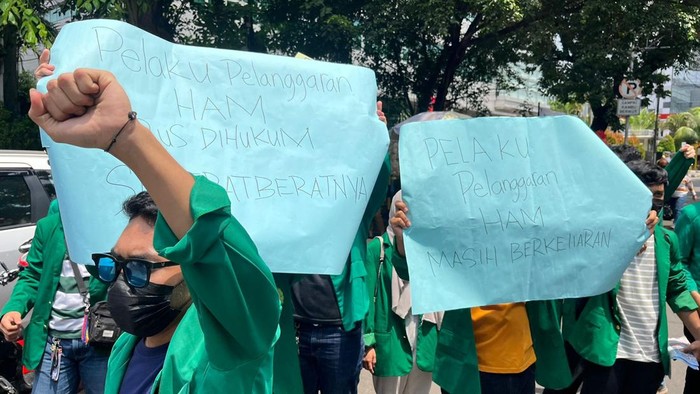Puluhan mahasiswa melakukan aksi informasi dengan membagikan selebaran kepada pengendara lalu lintas di depan kampus Universitas Moestopo Beragama, Jakarta, Kamis (11/1/2024).