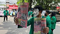 Sebanyak 899 kampus di 35 provinsi dengan melibatkan sebanyak 14.000 mahasiswa melakukan pergerakan dengan membagikan 4 juta selebaran di depan kampus dalam menyadarkan rakyat akan Pelanggaran HAM berat Prabowo Subianto dan buruknya Politik Dinasti.
