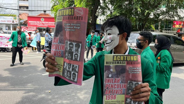 Puluhan mahasiswa melakukan aksi informasi dengan membagikan selebaran kepada pengendara lalu lintas di depan kampus Universitas Moestopo Beragama, Jakarta, Kamis (11/1/2024).
