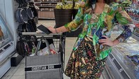 Momennya berbelanja di supermarket tampak keren. Saat itu, Amel berada di rak makanan olahan siap saji. Foto: Instagram @amelcarla