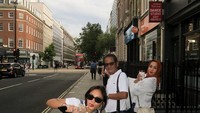 Bersama orang tuanya, ini momen Amel Carla saat liburan di luar negeri. Mereka berpose di pinggir jalan sambil menikmati es kopi. Foto: Instagram @amelcarla