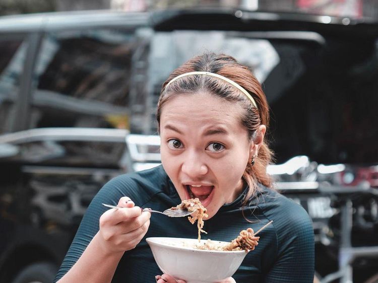 Gaya Keren Amel Carla Saat Makan Gudeg hingga Bubur Ayam