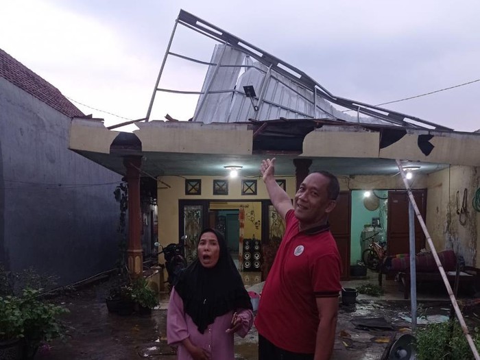 angin kencang rusak puluhan rumah di sidoarjo