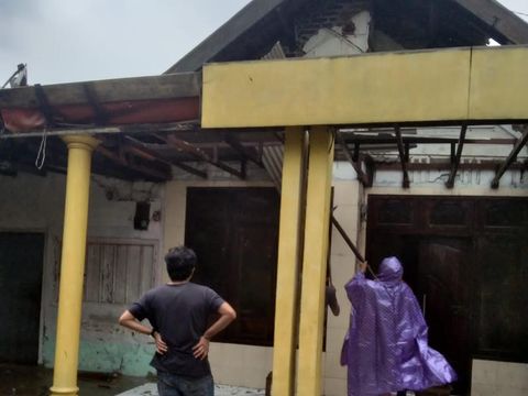 angin kencang rusak puluhan rumah di sidoarjo