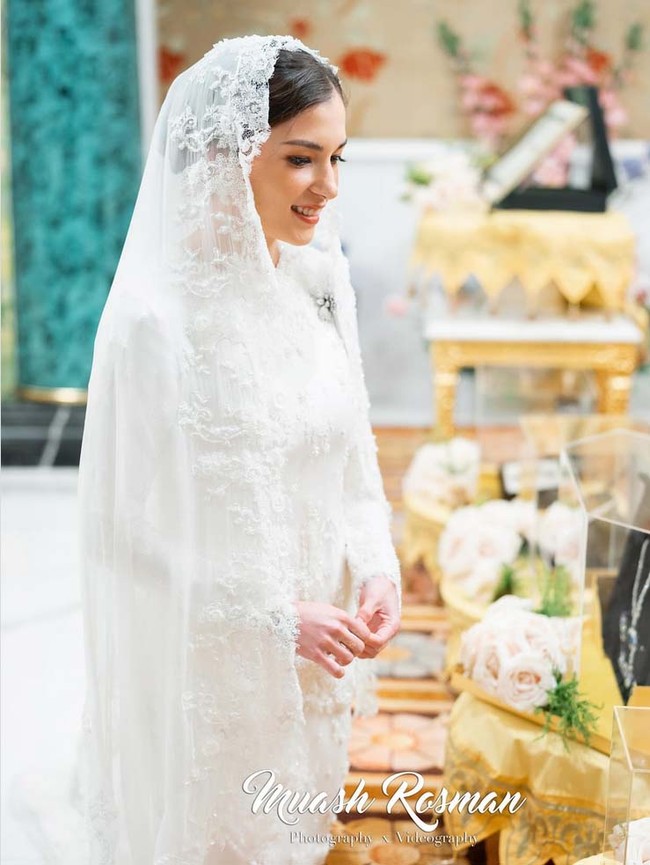 Sebelum menjalani prosesi Berbedak Mandi, Anisha Rosnah mengikuti upacara adat seserahan atau dalam bahasa Melayu, Menghantar Tanda Diraja. Anisha dan Pangeran Mateen juga resmi bertunangan pada Selasa (9/1/2024) jelang Royal Wedding Brunei digelar. Foto: Dok. Instagram @muash.portfolio