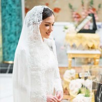 Sebelum menjalani prosesi Berbedak Mandi, Anisha Rosnah mengikuti upacara adat seserahan atau dalam bahasa Melayu, Menghantar Tanda Diraja. Anisha dan Pangeran Mateen juga resmi bertunangan pada Selasa (9/1/2024) jelang Royal Wedding Brunei digelar. Foto: Dok. Instagram @muash.portfolio