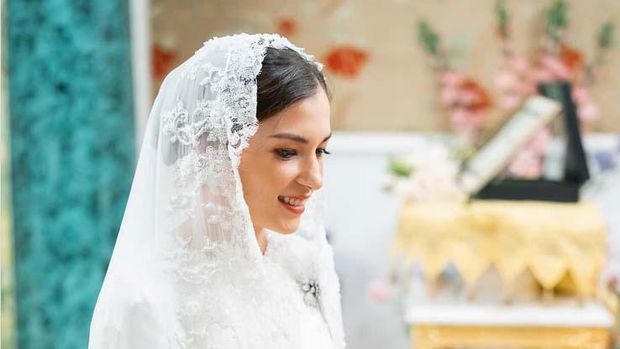 Anisha Rosnah, calon istri Pangeran Abdul Mateen dari Brunei menjalani prosesi adat Berbedak Mandi jelang pernikahannya.