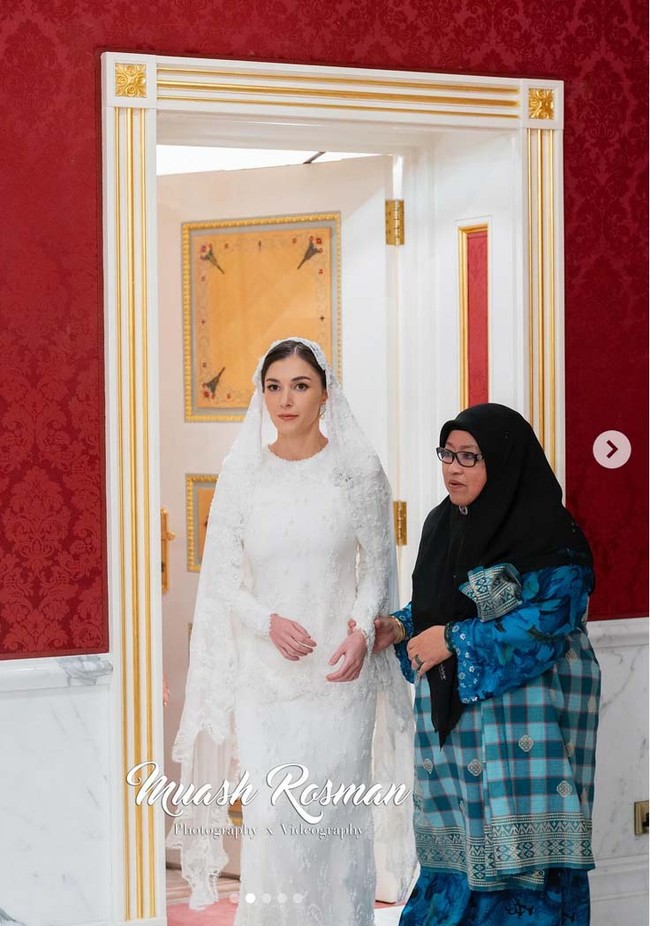 Penampilan Anisha Rosnah usai upacara adat Berbedak Mandi diunggah oleh fotografer resmi yang ditunjuk Kerajaan Brunei, Muash Rosman, melalui akun Instagramnya muash.portfolio. Anisha tampak memesona dalam balutan busana serba putih rancangan desainer Malaysia, Teh Firdaus. Foto: Dok. Instagram @muash.portfolio