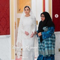 Penampilan Anisha Rosnah usai upacara adat Berbedak Mandi diunggah oleh fotografer resmi yang ditunjuk Kerajaan Brunei, Muash Rosman, melalui akun Instagramnya muash.portfolio. Anisha tampak memesona dalam balutan busana serba putih rancangan desainer Malaysia, Teh Firdaus. Foto: Dok. Instagram @muash.portfolio