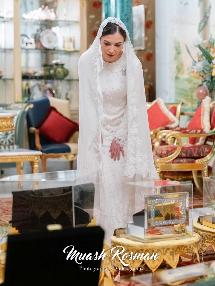 Anisha Rosnah, calon istri Pangeran Abdul Mateen dari Brunei menjalani prosesi adat Berbedak Mandi jelang pernikahannya.