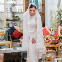 Inilah momen Anisha Rosnah melihat-lihat seserahan yang didapatnya dari Pangeran Abdul Mateen. Pangeran Mateen memberikan sederet barang mewah seperti baju tradisional Melayu, perhiasan, hiasan kepala yang didekorasi bunga.  Foto: Dok. Instagram @muash.portfolio