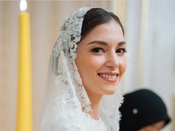 Detail Busana Anisha Rosnah di Royal Wedding Brunei, Kain Dibeli di London