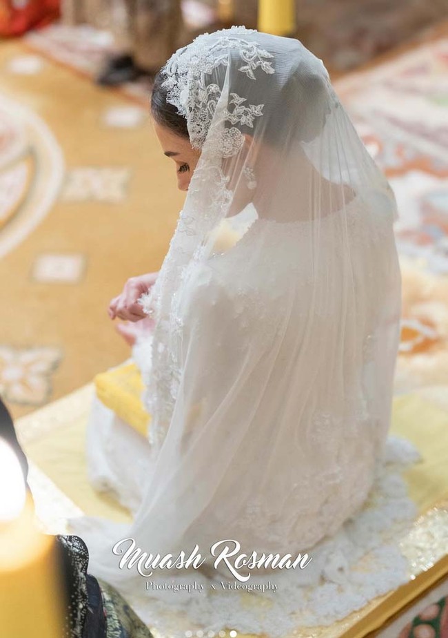 Berbedak Mandi yang dijalani Anisha Rosnah jelang dinikahi Pangeran Abdul Mateen adalah upacara mendoakan calon pengantin yang dilakukan oleh anggota keluarga dekat terutama orang tua, saudara, dan orang yang lebih tua di rumahnya masing-masing. Pada saat prosesi ini calon pengantin digosok dengan bedak lulur tradisional yang dioleskan ke seluruh tubuh oleh anggota keluarga dekat. Ini melambangkan kesuburan dan kekayaan. Foto: Dok. Instagram @muash.portfolio