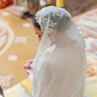 Berbedak Mandi yang dijalani Anisha Rosnah jelang dinikahi Pangeran Abdul Mateen adalah upacara mendoakan calon pengantin yang dilakukan oleh anggota keluarga dekat terutama orang tua, saudara, dan orang yang lebih tua di rumahnya masing-masing. Pada saat prosesi ini calon pengantin digosok dengan bedak lulur tradisional yang dioleskan ke seluruh tubuh oleh anggota keluarga dekat. Ini melambangkan kesuburan dan kekayaan. Foto: Dok. Instagram @muash.portfolio