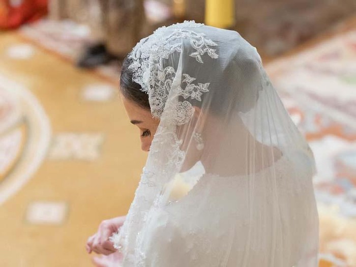 Anisha Rosnah, calon istri Pangeran Abdul Mateen dari Brunei menjalani prosesi adat Berbedak Mandi jelang pernikahannya.