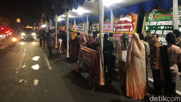 Antrean tamu Pahargyan atau resepsi Dhaup Ageng Pakualaman, Jogja, Kamis (11/1/2024).