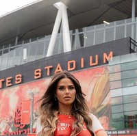 Arabella Mia adalah seorang penggemar tim sepak bola Arsenal. Dia menjadi sorotan setelah datang ke stadion dengan body painting. Foto: dok. Instagram/@ greengirlbella