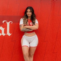 Tanpa mengenakan busana, tubuh Arabella hanya ditutupi dengan Body Painting digambar sedemikian rupa mirip dengan kaos jersey Arsenal. Foto: dok. Instagram/@ greengirlbella